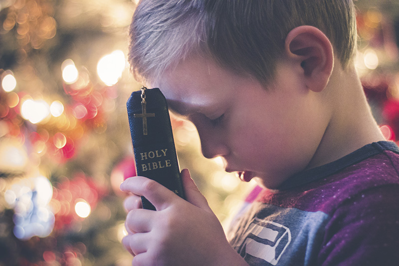 Kind mit Bibel