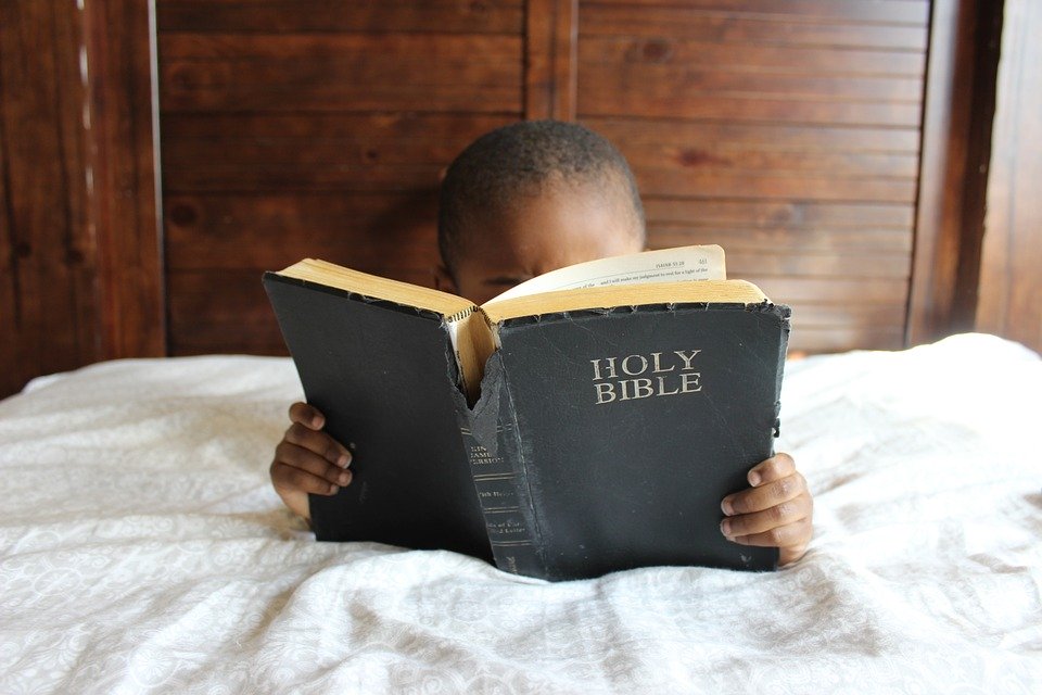 Kind mit Bibel