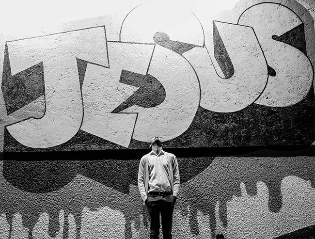 Jesus Graffiti mit jungem Mann