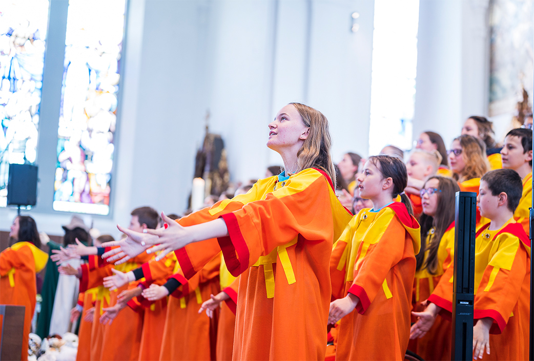 Kinder und Jugendliche von KISI Vorarlberg gestalten einen Gottesdienst musikalisch mit.